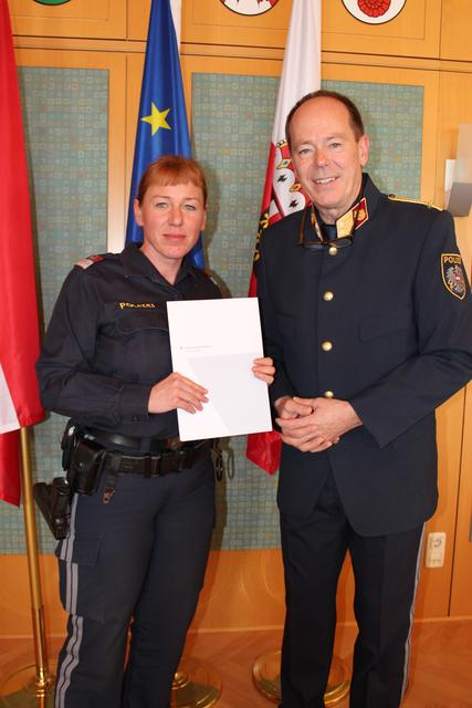 Sonja Eder mit Bezirkspolizeikommandant Gerhard Steiger.