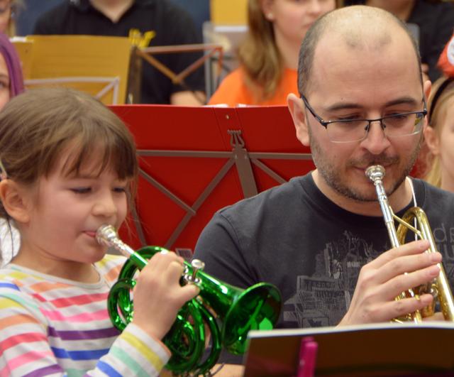 Magdalena und Rainer Weiss erzählen musikalisch von den "Stinkasocks".