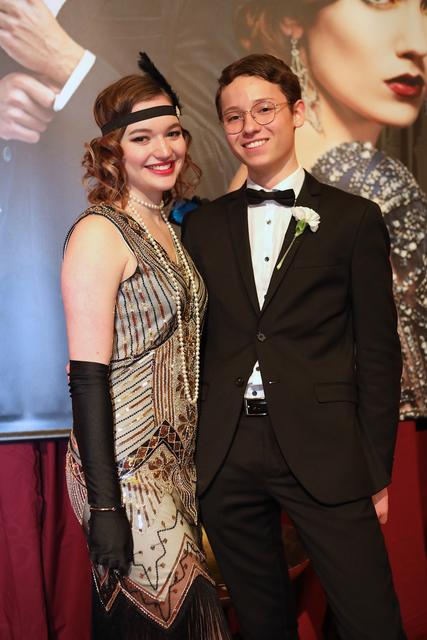 Die Debütanten der Tanzschule Horn eröffneten den Ball in stilechten Outfits. | Foto: Cityfoto.at