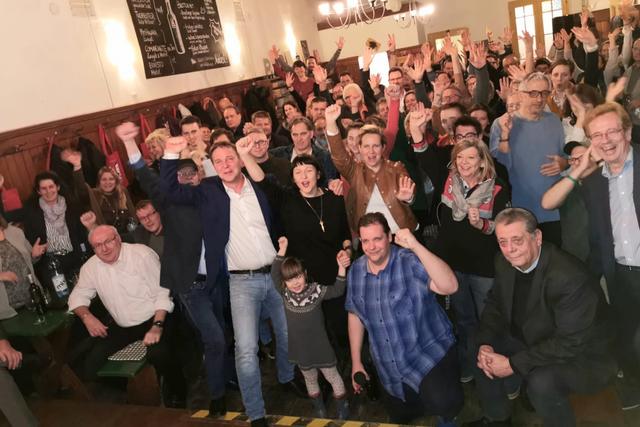 Andreas Babler jubelt über den Erhalt von 28 SPÖ-Mandaten - das sichert ihm in der roten Hochburg eine satte Dreiviertelmehrheit.
