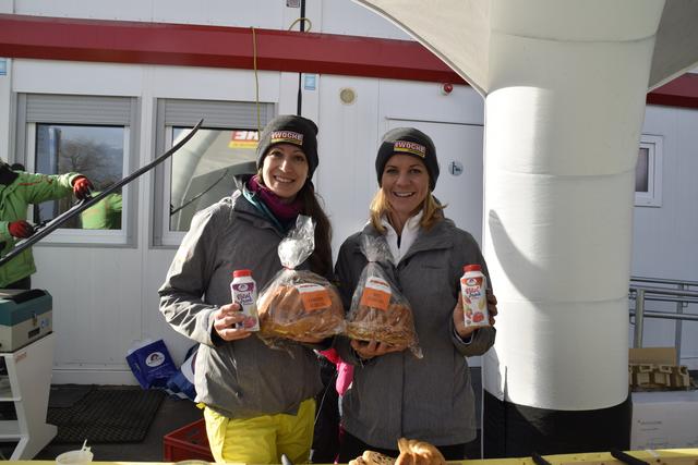 WOCHE-Mitarbeiterinnen Donna Pirker (links) und Lisa Wohlgemuth mit der Frühstücksverpflegung der Kärntnermilch und Knusperstube.