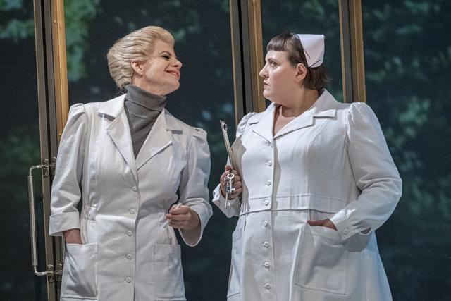 Anstaltsärztin Mathilde von Zahnd (Antje Weiser), hier mit Petra Alexandra Pippan als Oberschwester, entpuppt sich als die wahre Irre.  | Foto: Rupert Larl