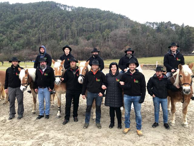 Heuer ist Anton Rattacher (vorne mitte) der Gruppenführer der "Vier Jahreszeiten" mit Gotl Rosmarie Waldhart.