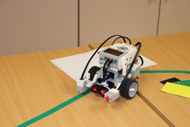 Beim Tag der offenen Tür konnte man "Robotik" hautnah erleben. | Foto: Siegele