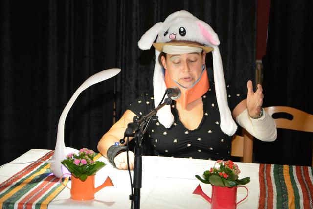 Dem Motto gerecht, stand Humorvolles und Heiteres aus eigener Feder am Programm.