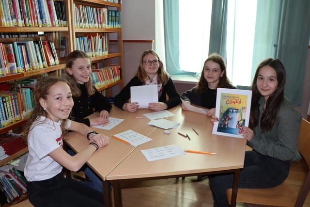 Schülerinnen der zweiten Klasse betreuten in der Bücherei ein Lese-Spiel. | Foto: Siegele