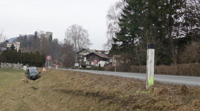 Der Pkw kam schwer beschädigt im Straßengraben zum Stillstand, der Lenker konnte sich selbstständig aus dem Fahrzeug befreien.  | Foto: ZOOM.Tirol