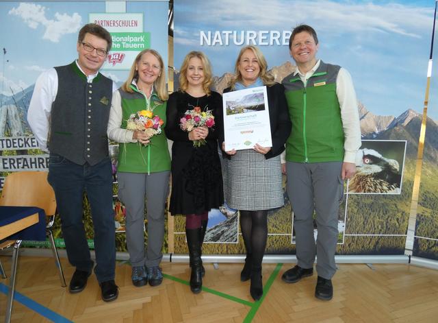 Dir. Hannes Struckl (Leiter der Volksschule), Gabriele Golger-Oberwinkler (Rangerin), Iva Schell (Schirmherrin), LAbg. Claudia Arpa in Vertretung von LRin Sara Schaar und Hans Keuschnig (Nationalpark Hohe Tauern) (v. li.)