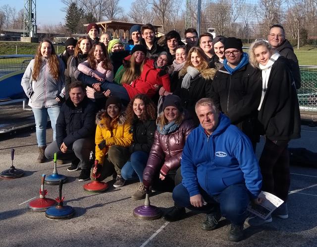 Obmann Stocksportfreunde Tulln Johannes Scheuer, und Organisatorin Jugend Rot Kreuz Natascha Bebekajlo mit den Interessierten.