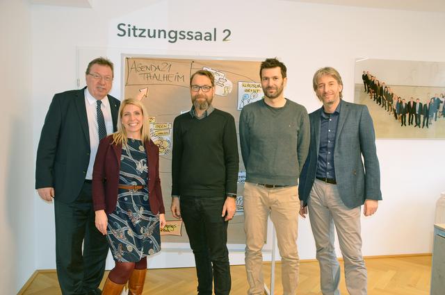 Erste Projektbesprechung im Marktgemeindeamt Thalheim – v.l.n.r.: Bürgermeister Andreas Stockinger, DI Sabine Wurzenberger (SPES Zukunftsakademie), Michael Heiß MBA (Marktgemeinde), Mag. Johannes Meinhart (Regionalmanagement OÖ) und DI Wolfgang Mader (SPES Zukunftsakademie)