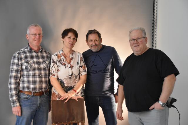 Kassier Alfred Holzmann, Waltraud Fohringer, Kurt Monauni und Obmann Herbert Kouffou (v.l.) vom Fotoclub Kirchbichl im Studio.  | Foto: Barbara Fluckinger