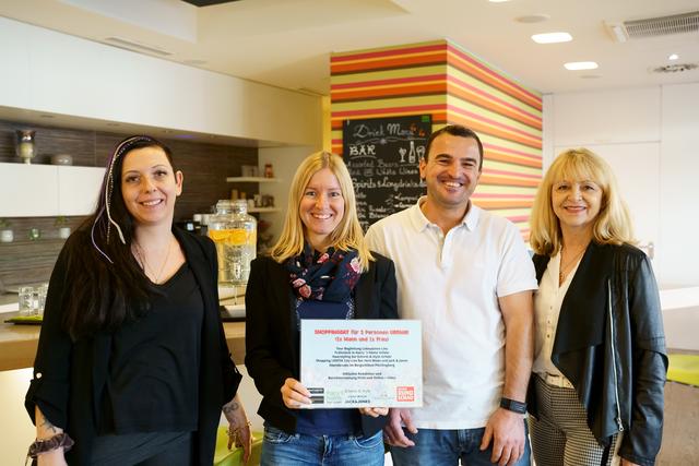 Nina und Arben Biba (Mitte) starteten ihren Luxus-Tag mit einem Frühstück in Harry's Home. | Foto: BRS