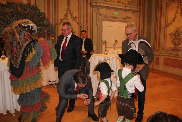 Landeshauptmann Günther Platter und Landesrat Johannes Tratter genießen den Besuch der jungen Brauchtumsgruppe. | Foto: Milser Matschgerer