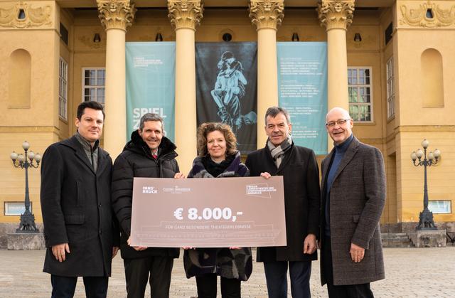 Die symbolische Scheckübergabe vor dem Tiroler Landestheater (v. l.): Markus Lutz (Geschäftsführender Kaufmännischer Direktor Tiroler Landestheater), Robert Frießer (Direktor Casino Innsbruck), Gabriele Herlitschka (Amtsleiterin Kinder- und Jugendhilfe), Bürgermeister Georg Willi und Johannes Reitmeier (Geschäftsführender Intendant Tiroler Landestheater)