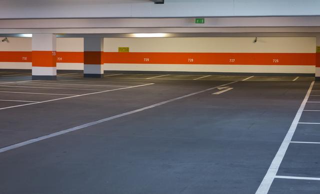 Ein Parkhaus, wäre ein Vorschlag um das das Verkehrsproblem in Eggelsberg zu lösen.