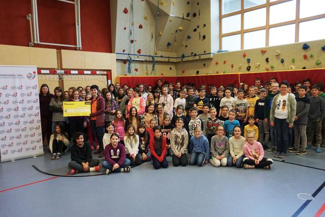 Vor kurzem übergaben die Grieser Schüler den hilfebringenden Scheck.