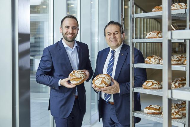 Georg Resch (l.) hat jetzt die Geschäfte von seinem Vater Josef übernommen, der sich ganz aus dem Betrieb zurückzieht. | Foto: Resch&amp;Frisch