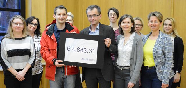 Beim Weihnachtsmarkt wurden mehr als 4.800 Euro für eine Familie aus Oberösterreich gesammelt. Peter Niedermoser (Mitte), Präsident der Arztekammer für Oberösterreich bedankt sich bei seinen Mitarbeitern für die tatkräftige Unterstützung. | Foto: Ärztekammer OÖ