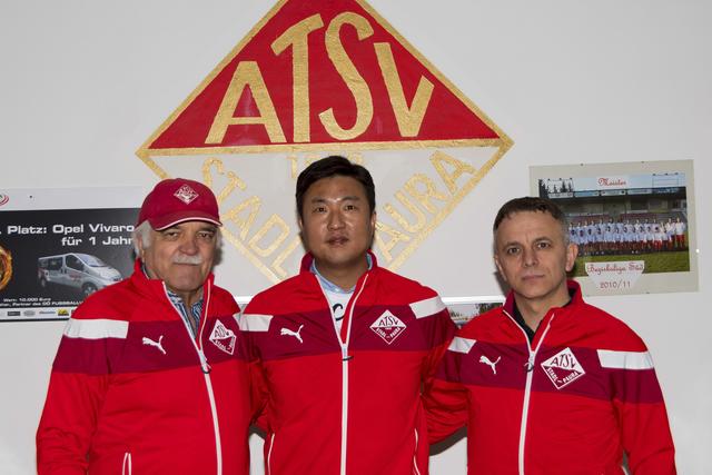 Von links: Johann Stöttinger (Obmann ATSV), Hyosun Wi (Sponsorenvertreter) und Vladan Sumarevic (Sportl. Leiter ATSV).