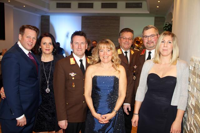 Dem Gruppenfoto stellten sich unter anderen Bürgermeister Thomas Windsor-Seifert und FF Bezirks-Vize Wolfgang Lehner.