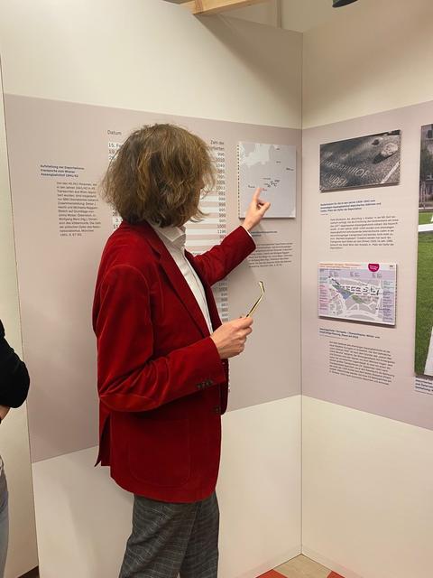 Ausstellung im Amtshaus Leopldstadt: Es werden auch Sonderführungen mit den Buchautoren (wie hier Dieter J. Hecht) angeboten.  | Foto: Kathrin Klemm