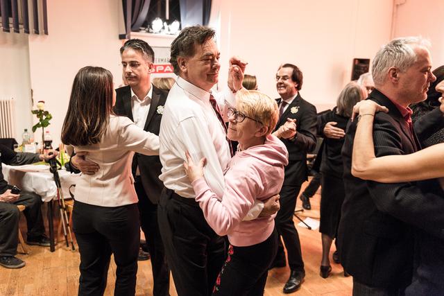 Im Takt: Vizekanzler Werner Kogler wagte ein Tänzchen. | Foto: podesser.net