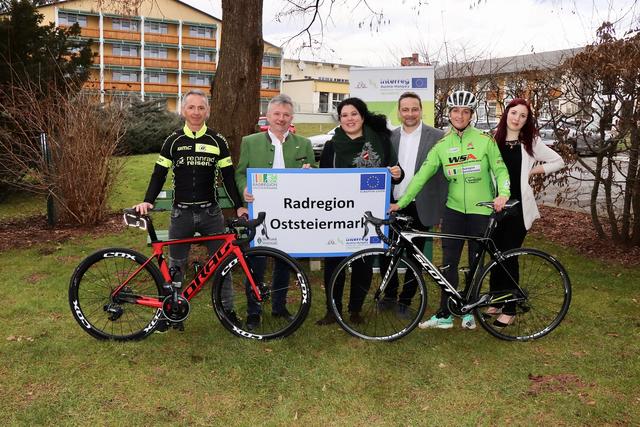 Vor dem Hotel Steirerrast in Kaindorf wurde das neue Veloregio-Projekt „Rennradwandern in der Region“ offiziell aus der Taufe gehoben. | Foto: Alfred Mayer