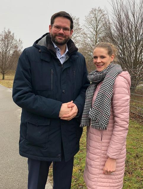 Stadtparteiobfrau Kristina Mandl mit ihrem Mann Europa-Abgeordneten Lukas Mandl bei der Stimmabgabe.