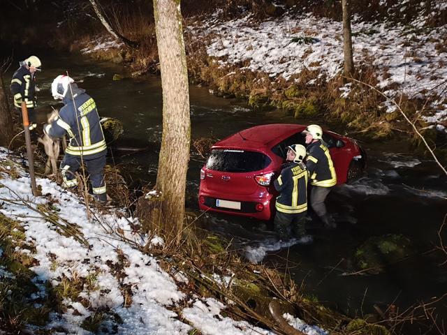 Unfall in Frankenfels: Ein PKW kam von der Straße ab.