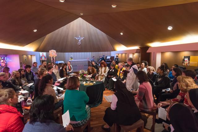 Die großen Weltreligionen kamen in der Schule Friesgasse friedlich zusammen, um gemeinsam zu beten. | Foto: SZ Friesgasse