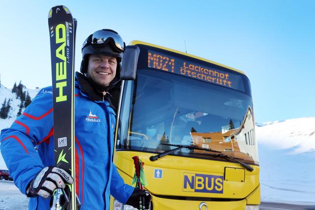 Gratis ins Skigebiet geht's in der Wintersport-Montur.