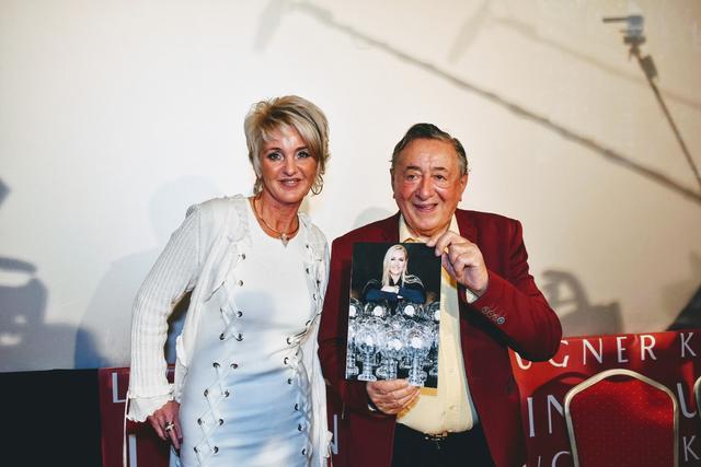 Richard Lugner präsentierte Lindsey Vonn als seinen diesjährigen Opernballgast. Am Foto mit seinem "Zebra" Karin Karrer.