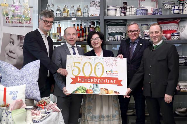 (von links):  Spartengeschäftsführer Handel Manfred Zöchbauer, Agrar-Landesrat Max Hiegelsberger,
Heimatwerk-Filialleiterin Maria Huber, Geschäftsführung Handel Genussland Marketing OÖ Josef Lehner und OÖ Heimatwerk Geschäftsführer Mike Jaeschke | Foto: Land OÖ/ Sabrina Liedl