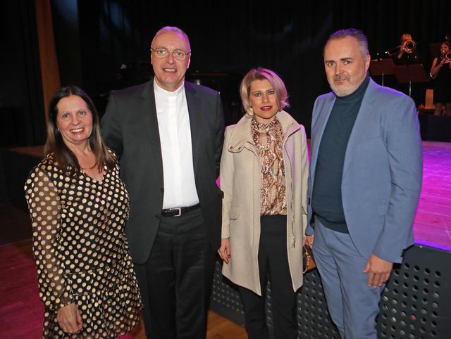 Intendantin Marianne Resetarits, Bischof Ägidius Zsifkovics, Julia Jurtschak und ihr Verlobter Landeshauptmann Hans Peter Doskozil (von links).
 | Foto: Landesmedienservice
