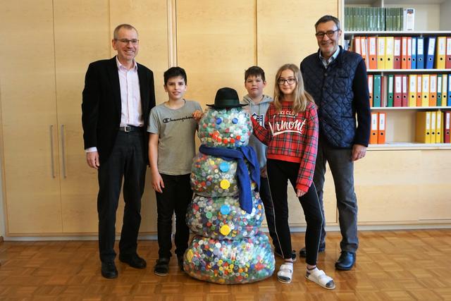 Der "Schneemann", der im Gymnasium präsentiert wurde, besteht aus über16.000 Verschraubungen. | Foto: WOCHE