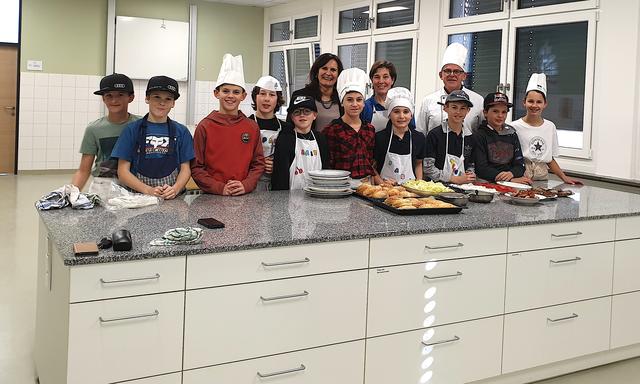 Schüler der 2s Klasse mit Dir. Angelika Trenkwalder, Projektleiterin Maria Astner und Ernährungslehrer Adi Bachler.