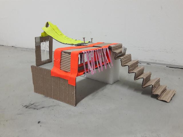 Ein Gebäude mit Rampe, Treppen und einer Möglichkeit für Spritzentausch.