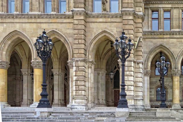 Ein Teil der Rathaus-Vorderfront mit den prächtigen Kandelabern (diesmal bei Tag)