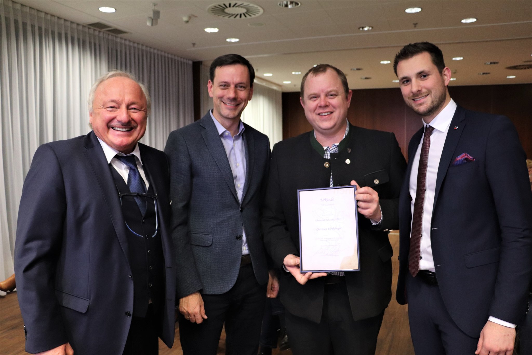 In Ausnahmesituationen wie diesen stehen die Menschen zusammen und helfen sich gegenseitig. Die Regionalmedien untersttzen dies in Premsttten: Rodel-Paradies vor der Haustr - Graz-Umgebung