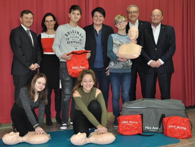 Der Kiwanis Club-Enns übergab die Reanimationspuppen den Vertretern der Musikmittelschule Enns.