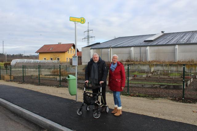 Michael und Jutta Mitter bei der neuen Citybus-Haltestelle in der Försterstraße, zu der kein Gehsteig führt.