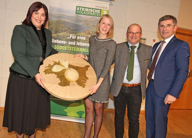 Nationalratsabgeordnete Agnes Totter und Landtagsabgeordnete Julia Majcan präsentieren die Dautermann-Keramik, die Anton Gangl von ÖVP-Bezirkschef LAbg. Franz Fartek (v.l.) überreicht bekam. | Foto: Schmidt