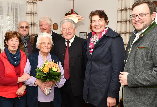 Eine Delegation des Seniorenbundes und Bürgermeisterin Bundesrätin Andrea Holzner (2. v. r.) gratulierten Margarete Welter im Jänner nachträglich zum 100. Geburtstag.