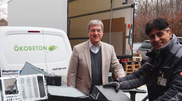 Mag. Rudolf Wirthig, IT-Leiter Wopfinger Transportbeton bei der Übergabe der ersten IT-Geräte an die AfB