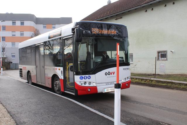 Die Straße ist hier sehr schmal. Wenn der Citybus stehen bleibt, muss der Gegenverkehr warten oder zurückschieben.