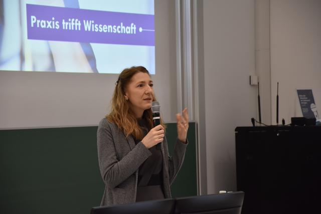 Studiengangsleiterin Maria Schweighofer bei der Begrüßung der Teilnehmerinnen und Teilnehmer.