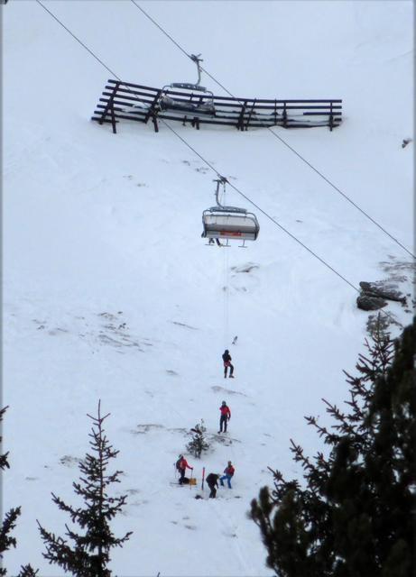 Im Skigebiet Hochzillertal wurden Gäste aus dem Sessellift abtgeseilt.  | Foto: ZOOM-Tirol