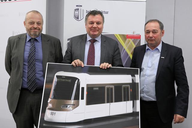 Robert Söllner, Berater Fa. Urbania Traffic Solutions GmbH, Landesrat für Infrastruktur  Günther Steinkellner und Herbert Kubasta MBA, MAS, Geschäftsführer Schiene OÖ GmbH, präsentierten die modernen TramTrain-Fahrzeuge.
  | Foto: Land OÖ/Vanessa Ehrengruber