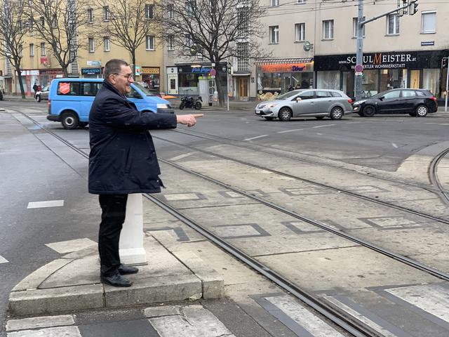 Bezirksvorsteher Hannes Derfler schafft sich am Kreuzungsplateau Jägerstraße einen Überblick über die notwendigen Arbeiten.