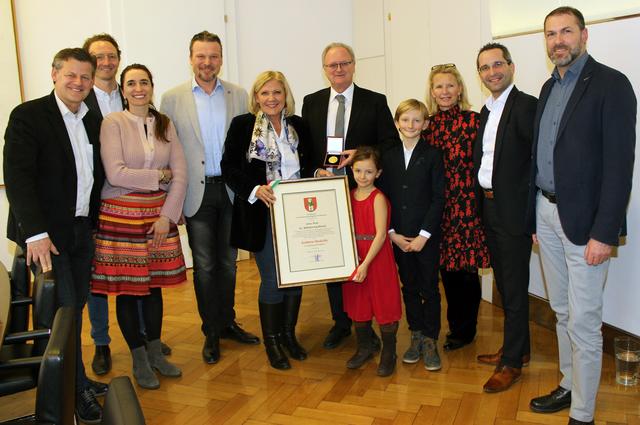 Wilhelm Kaulfersch wurde im Beisein seiner Familie von Bürgermeisterin Dr. Maria-Luise Mathiaschitz und den anwesenden Stadtsenatsmitgliedern mit der Goldenen Medaille ausgezeichnet. | Foto: StadtPresse/Spatzek
